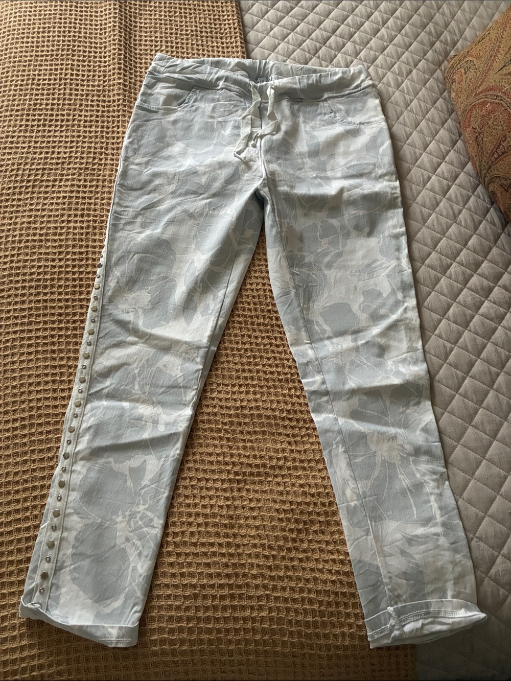 Tempo Paris Light Gray Floral Jacquard Ankle Jeans with Side Studs